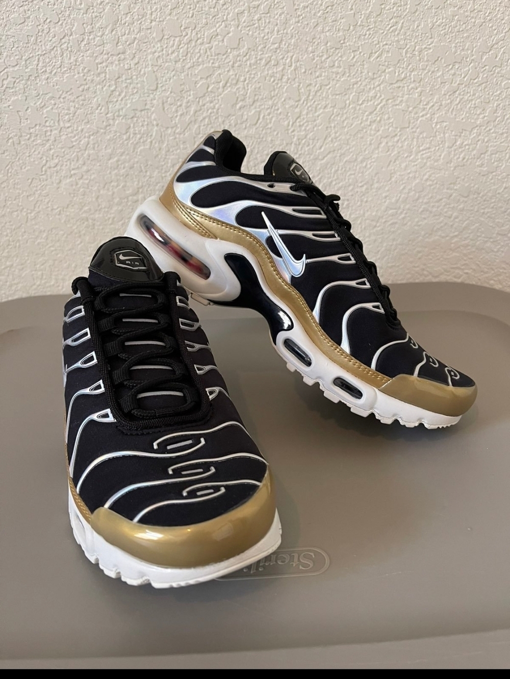 Nike Air Max Plus Men's Sneakers in Black and Gold - Picture 4 of 4